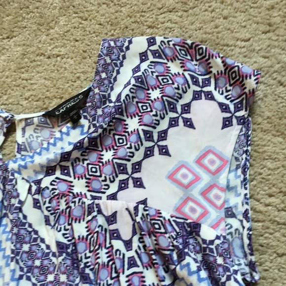 Express Patterned  top with open back - Picture 4 of 8